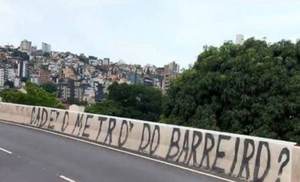 Espera pelo metrô do Barreiro já foi alvo até de pichação. Créditos: Reprodução TV Record.